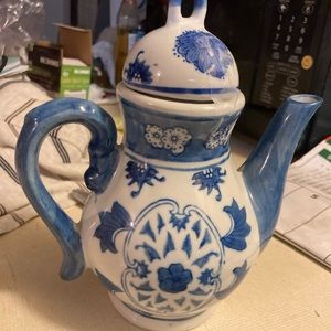 RARE BLUE AND WHITE CHINESE TEA POT